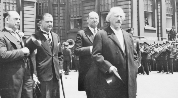  Kompozytor i pianista Ignacy Jan Paderewski w Nowym Jorku podczas tournee po Stanach Zjednoczonych w 1932 roku.  