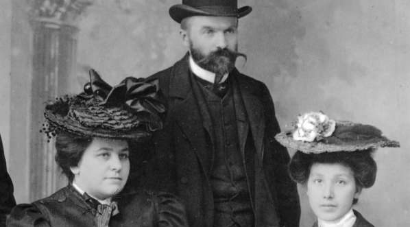  Józef Piłsudski z grupą osób w 1904 roku.  