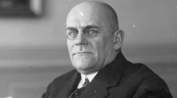  Gustaw Dobrucki, minister wyznań religijnych i oświecenia publicznego, przy biurku.  