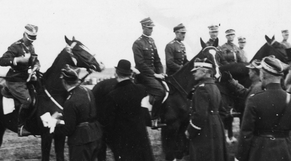  Dekoracja zwycięzców konkursu ciężkiego zawodów konnych w Gnieźnie przez generała Kazimierza Dzierżanowskiego.  