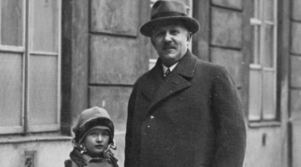  Kazimierz Bartel - matematyk, profesor Politechniki Lwowskiej na spacerze ze swoją córką.  