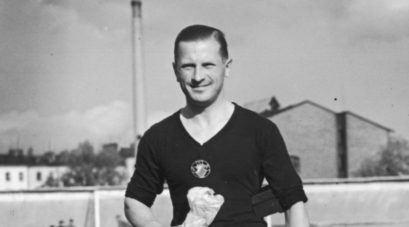  Piłkarz Jerzy Bułanow z kwiatami otrzymanymi z okazji rozegranego 400 meczu w barwach klubu sportowego Polonia Warszawa 20.10.1935 r.  