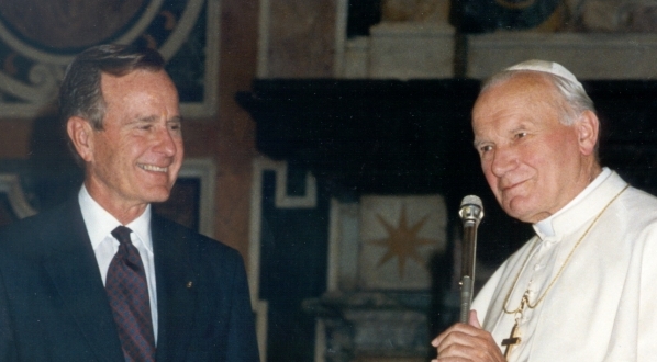  Papież Jan Paweł II z prezydentem USA H.W. Bushem w Watykanie.  