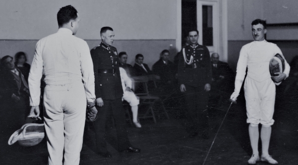  Kazimierz Szempliński (z prawej) i Tadeusz Friedrich przed walką na florety na szermierczych mistrzostwach Polski w Warszawie 18.03.1933 r.  