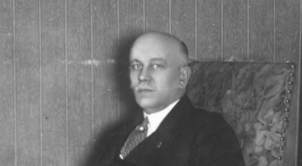  Delegat Polskiej Akademii Umiejętności, dyrektor Biblioteki Polskiej Franciszek Pułaski w swoim gabinecie w  Stacji Naukowej Polskiej Akademii Umiejętności w Paryżu  w 1929 r.  