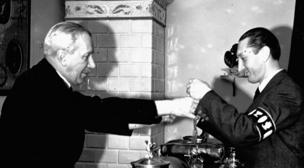  Prezes Warszawskiego Bractwa Kurkowego Władysław Sobański wręcza insygnia nowemu królowi kurkowemu Januszowi Markiewiczowi 27.06.1939 r.  