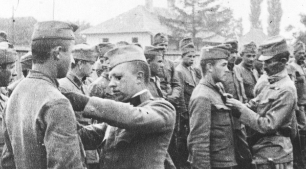  Szarża ułanów II Brygady Legionów pod Rokitną podczas działań na froncie wschodnim - dekoracja żołnierzy po bitwie w sierpniu 1915 roku.  