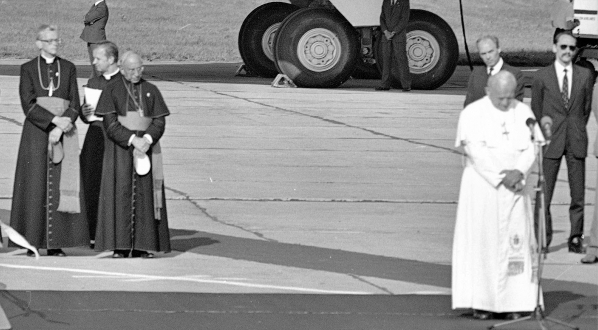  Pożegnanie papieża Jana Pawła II na lotnisku Balice kończące II pielgrzymkę do Polski 23.06.1983 r.  