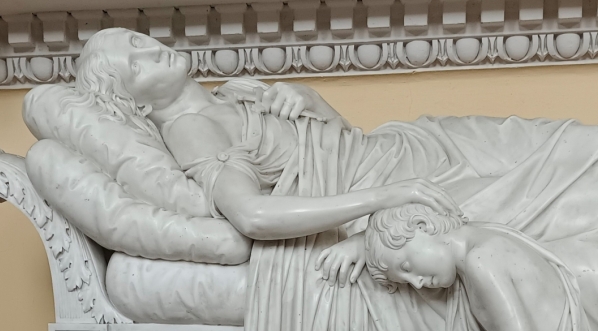 Rzeźba na pomniku grobowym Marii z Radziwiłłów, żony Wincentego Krasińskiego, matki poety Zygmunta,  w kościele Wniebowzięcia Najświętszej Matki Panny w Opinogórze.  