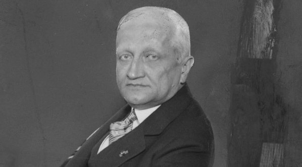  Poseł i minister pełnomocny RP w Wielkiej Brytanii Konstanty Skirmunt w swym gabinecie.  