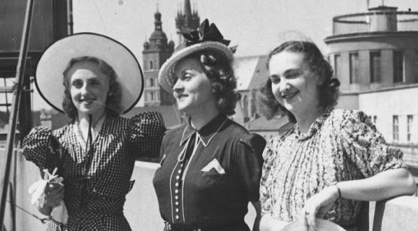  Artyści Teatru "8.15" z Warszawy na dachu Pałacu Prasy w Krakowie w sierpniu 1939 r.  