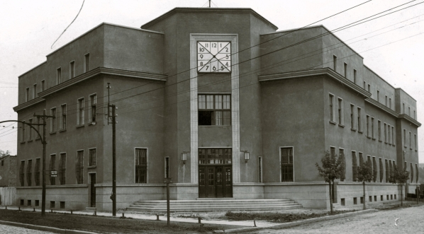  Budynek urzędu pocztowego w Będzienie zaprojektowany przez Fryderyka Tadaniera i Kazimierza Kulczyńskiego.  