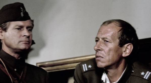  Scena z serialu Janusza Morgensterna "Polskie drogi" z lat 1976-1977.  