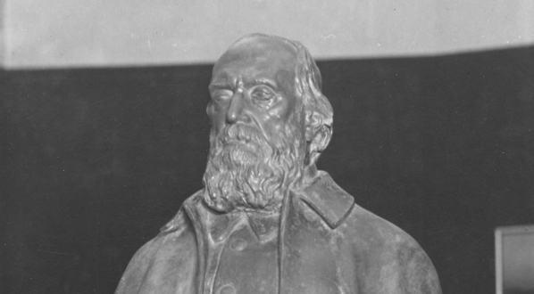  Rzeźba Henryka Kuny przedstawiająca profesora Tadeusza Zielińskiego.  