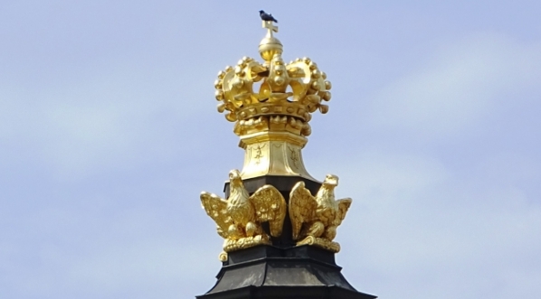  Wierzchołek Bramy Koronnej drezdeńskiego Zwingera z polskimi orłami i koroną królewską.  