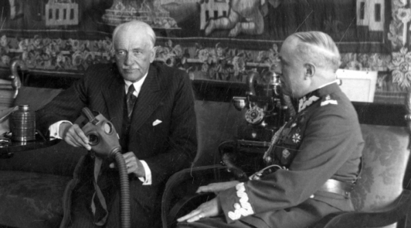  Wręczenie prezydentowi RP Ignacemu Mościckiemu maski przeciwgazowej przez delegację Zarządu Głównego Ligi Obrony Powietrznej i Przeciwgazowej, 9.05.1934 r.  
