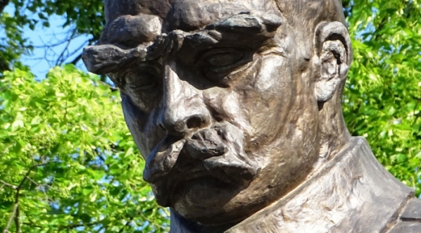  Pomnik Józefa Piłsudskiego koło Belwederu w Warszawie wystawiony jako wyraz wdzięczności za ocalenie Warszawy w 1920 roku.  