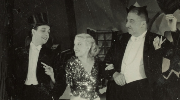  Scena ze spektaklu "Narzeczona zaginęła" Tadeusza Kończyca w reżyserii Witolda Zdzitowieckiego.  