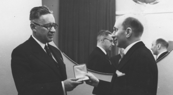  Wręczenie Zygmuntowi Nowakowskiemu (z lewej) nagrody im. Reynela przez Wacława Grubińskiego prezesa Związku Autorów i Dramatopisarzy Polskich we wrześniu 1938 roku.  