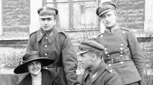  Ułan Nerrig, ułan Rychliński, Zofia Iwańska i wachmistrz Narcyz Witczak-Witaczyński, 25.03.1923 r.  