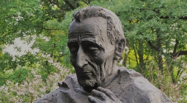  Popiersie kardynała Adama Stefana Sapiehy z jego pomnika w parku Jordana w Krakowie.  