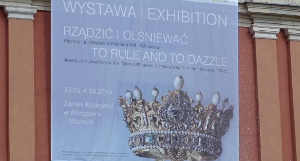  Baner wystawy "Rządzić i olśniewać. Klejnoty i jubilerstwo w Polsce w XVI i XVII wieku" na Zamku Królewskim w Warszawie.  