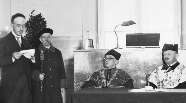 Uroczystość nadania tytułu doktora honoris causa Uniwersytetu Warszawskiego fizykowi francuskiemu Louisowi de Broglie w lutym 1935 roku.  