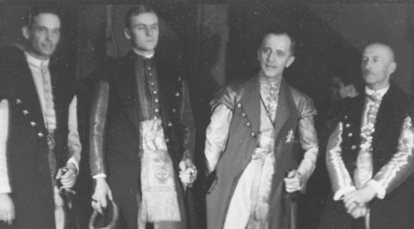  Przedstawiciele rodów szlacheckich dawnej Rzeczypospolitej w strojach tradycyjnych podczas ślubu Gabriela de Bourbon z Cecylią Lubomirską w Krakowie, 1932  
