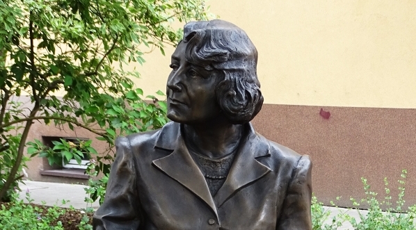  Pomnik Zofii Nałkowskiej w Wołominie.  