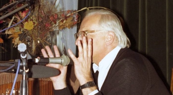  Stanisław Janicki podczas wystąpienia na iprezie "Sienkiewicz i film" w Olęgorku w 1996 roku.  