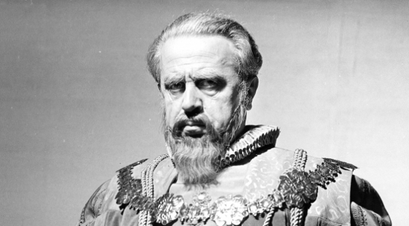  Władysław Staszewski w roli Cecila w przedstawieniu "Elżbieta Królowa Anglii" w Teatrze Powszechnym w Warszawie w 1959 roku.  