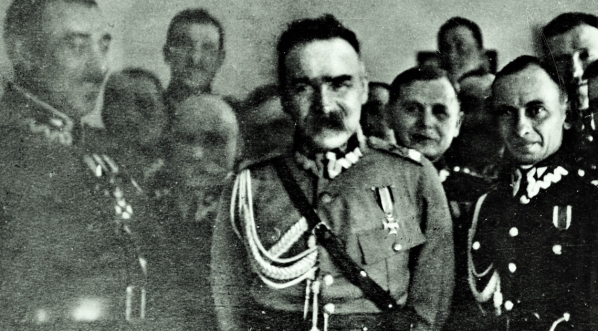  Marszałek Józef Piłsudski wśród oficerów.  