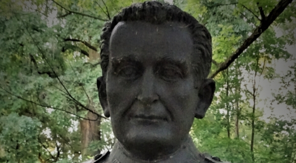  Pomnik generała Augusta Emila Fieldorfa w parku Jordana w Krakowie.  