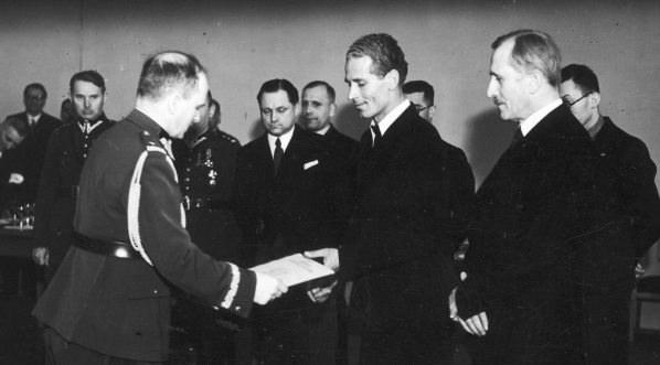  Wręczenie Stanisławowi Marusarzowi nagrody sportowej w Warszawie w kwietniu 1939 roku.  