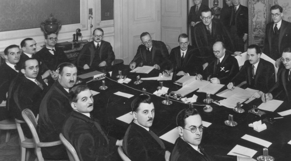  Podpisanie umowy między kolejami polskimi a brytyjską firmą Westinghouse Ltd. w kwietniu 1934 r.  
