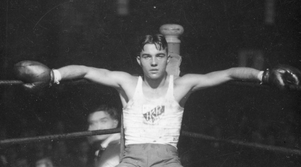  Bokser Henryk Chmielewski w narożniku ringu.  