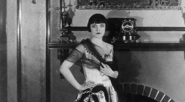  Aktorka Pola Negri w swoim domu w Bevery Hills w Kalifornii przy kominku, nad którym wisi jej portret namalowany przez Tadeusza Stykę.  