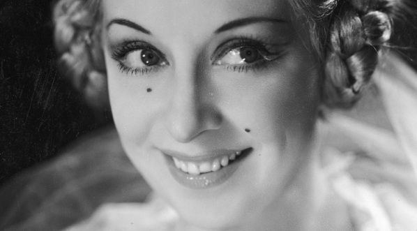  Joanna Romanówna jako Zuzanna w przedstawieniu „Wesele Figara” Pierre'a Beaumarchais'go w Teatrze Polskim w Warszawie w 1937 r.  