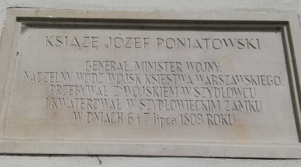  Tablica upamiętniająca pobyt ks. Józefa Poniatowskiego w zamku w Szydłowcu.  
