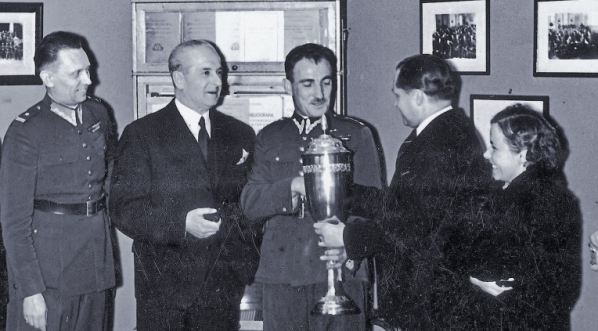  Wręczenie nagrody prasy sportowej najlepszemu szpadziście kapitanowi Kazimierzowi Szemplińskiemu w Warszawie w kwietniu 1938 r.  