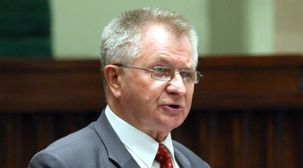  Longin Pastusiak przemawiający na obchodach XX-lecia odrodzonego Senatu w 2009 roku.  