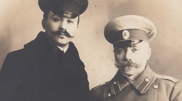  Czesław Romiszewski (siedzi po prawej), z synem Janem.  