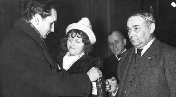  Zbiórka pieniędzy w Warszawie na rzecz pomocy bezrobotnym pod hasłem "gwiazdka dla dzieci bezrobotnych" 19.12.1937 r.  