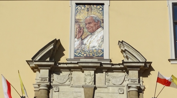  "Okno papieskie" w Pałacu Arcybiskupim w Krakowie.    