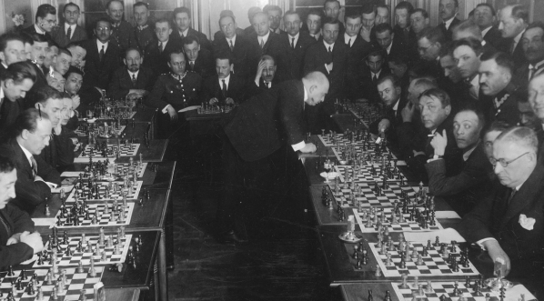  Symultana szachowa z mistrzem Polski Dawidem Przepiórką w Krakowie w 1927 r.  