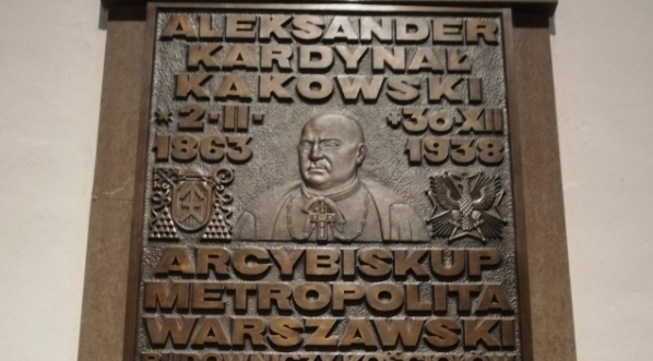  Tablica ku czci Kardynała Aleksandra Kakowskiego, Arcybiskupa Metropolity Warszawskiego, w Archikatedrze Św. Jana w Warszawie.  