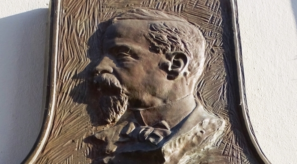  Tablica upamiętniająca pobyt Henryka Sienkiewicza na ścianie hotelu Bazar w Poznaniu.  