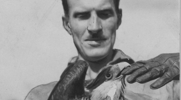  Arkady Fiedler ze schwytanym orlikiem.  