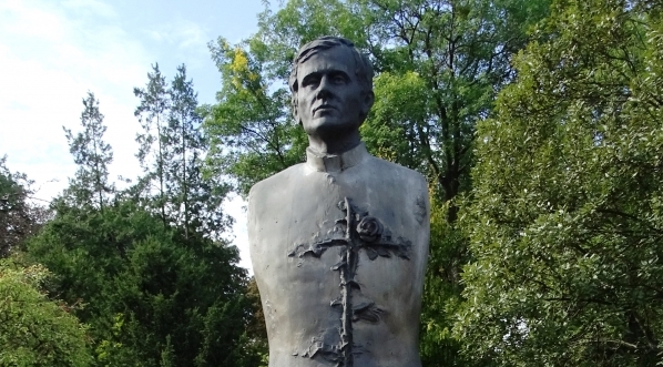  Pomnik księdza Jerzego Popiełuszki w Częstochowie.  