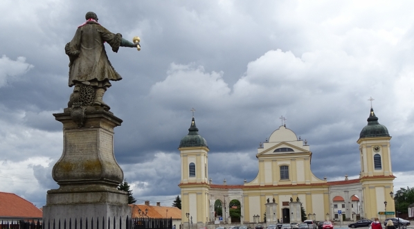  Rynek w Tykocinie z pomnikiem Stefana Czarnieckiego i kościołem Świętej Trójcy.  